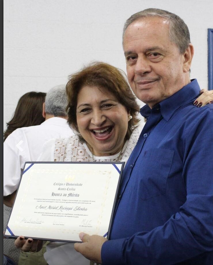 Ana Maria Racioppi Silveira recebendo o Diploma de Honra ao Mérito em 2016